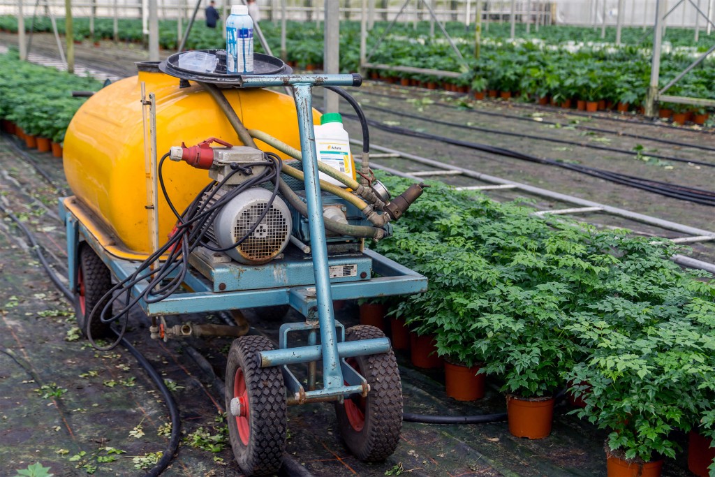 Illustratie: foto van een spuitwagen op Tuin 1 van Stolk.